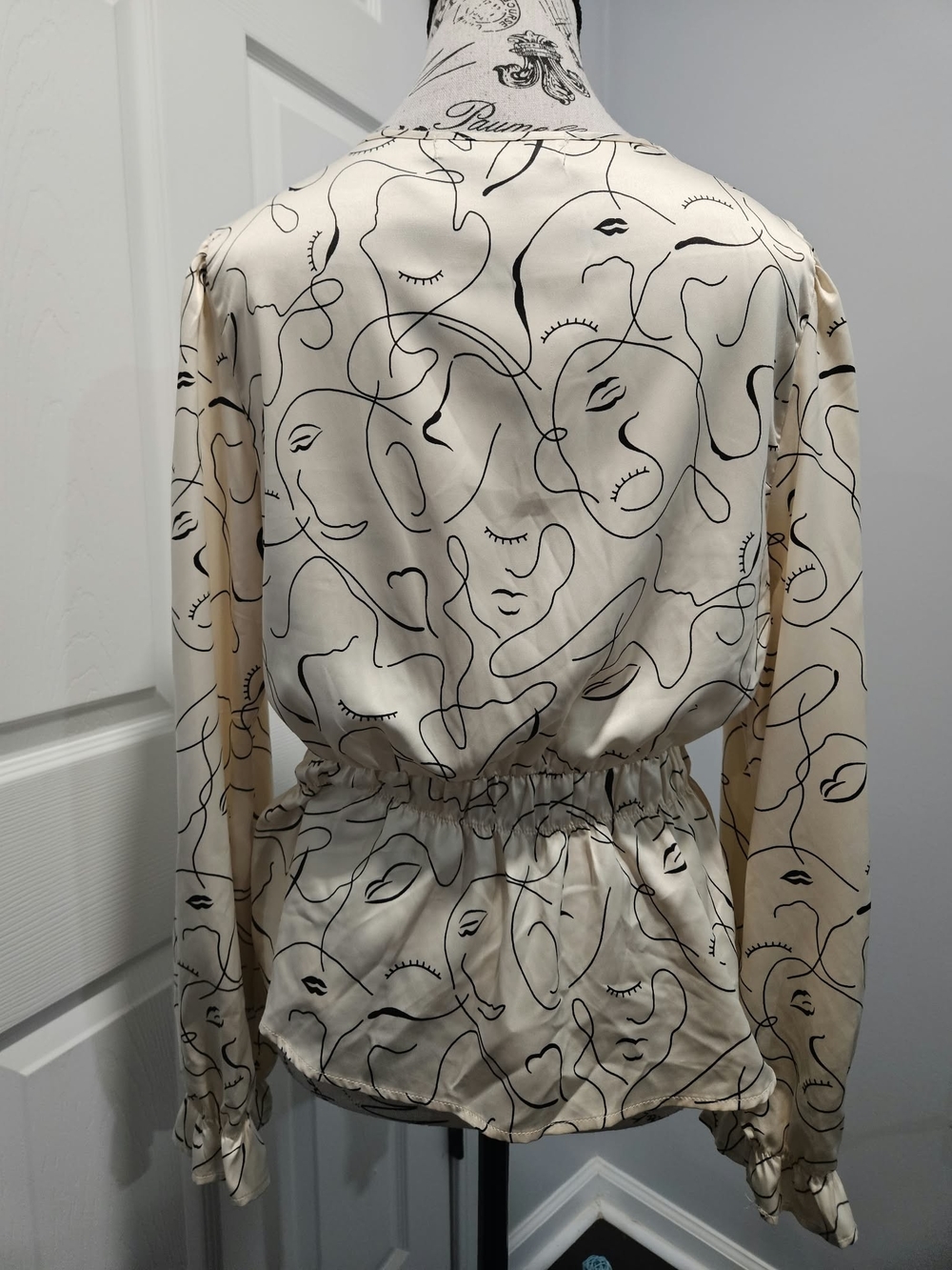 Sweet Rain Abstract Face Print Blouse in Cream & Black Large Like New - Picture 3 of 5
